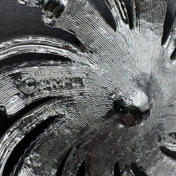 Signed Sarah Coventry modernist flower brooch silver tone with central Pearl - Picture 5 of 5